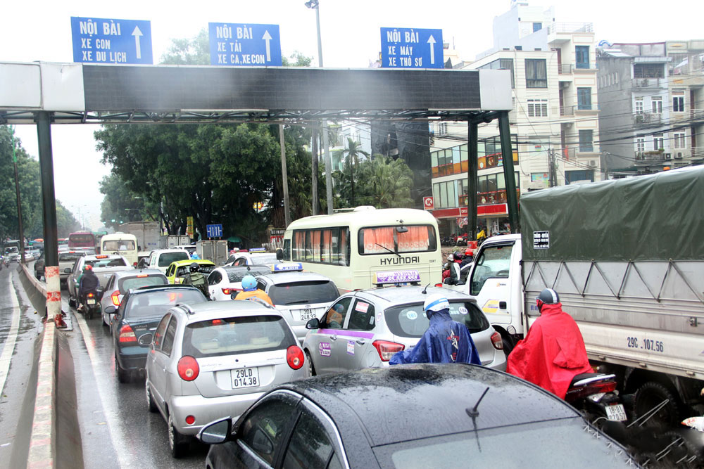 Vật vã chôn chân hít khói ô tô trong mưa rét Hà Nội